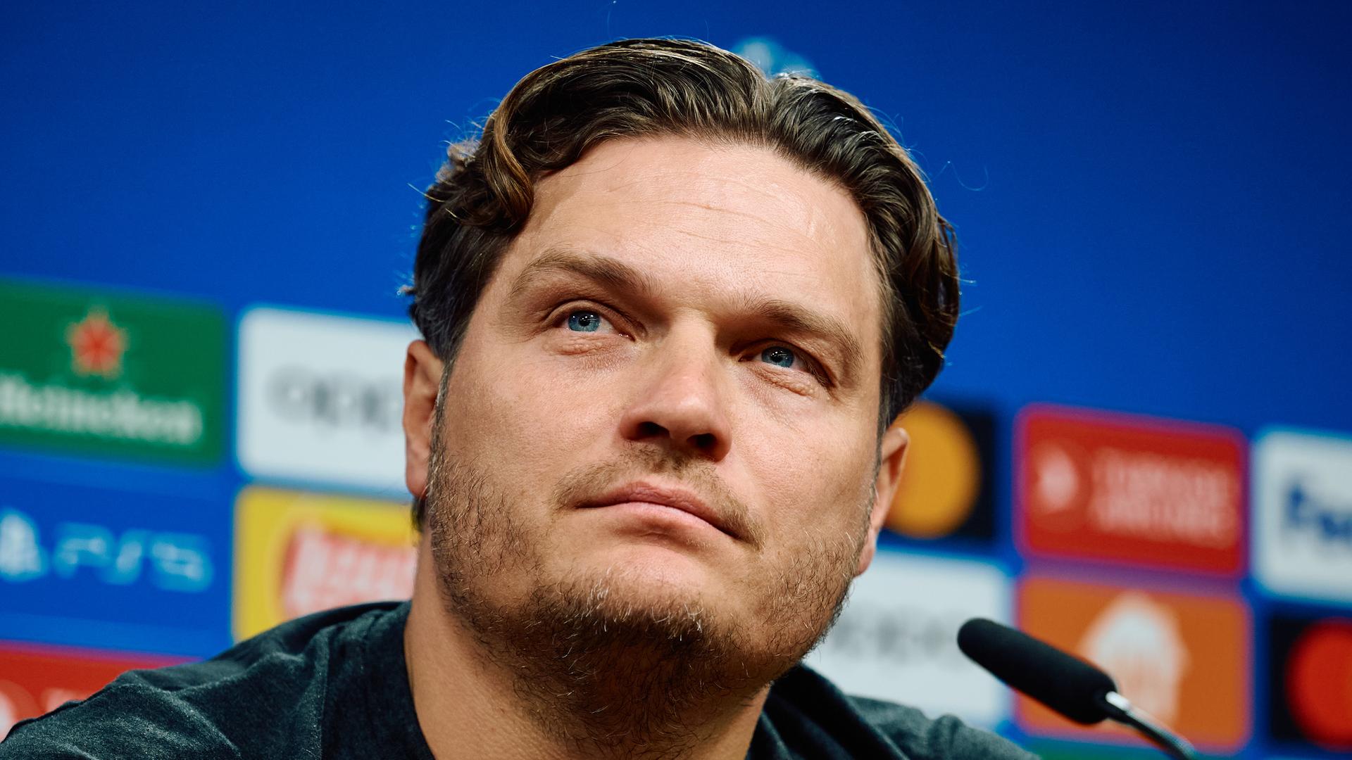Edin Terzic nimmt an der Pressekonferenz teil und schaut nachdenklich.