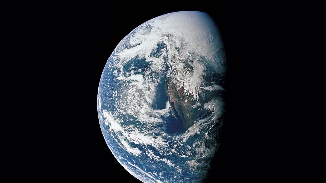 Blick auf die Erde von einem Raumschiff aus