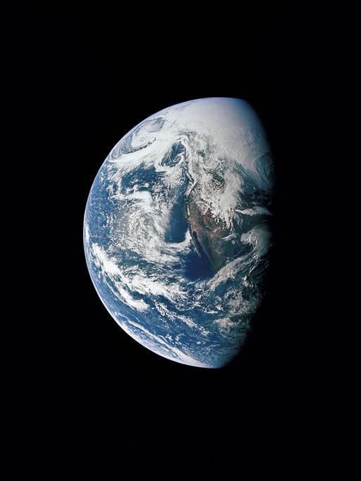 Blick auf die Erde von einem Raumschiff aus.