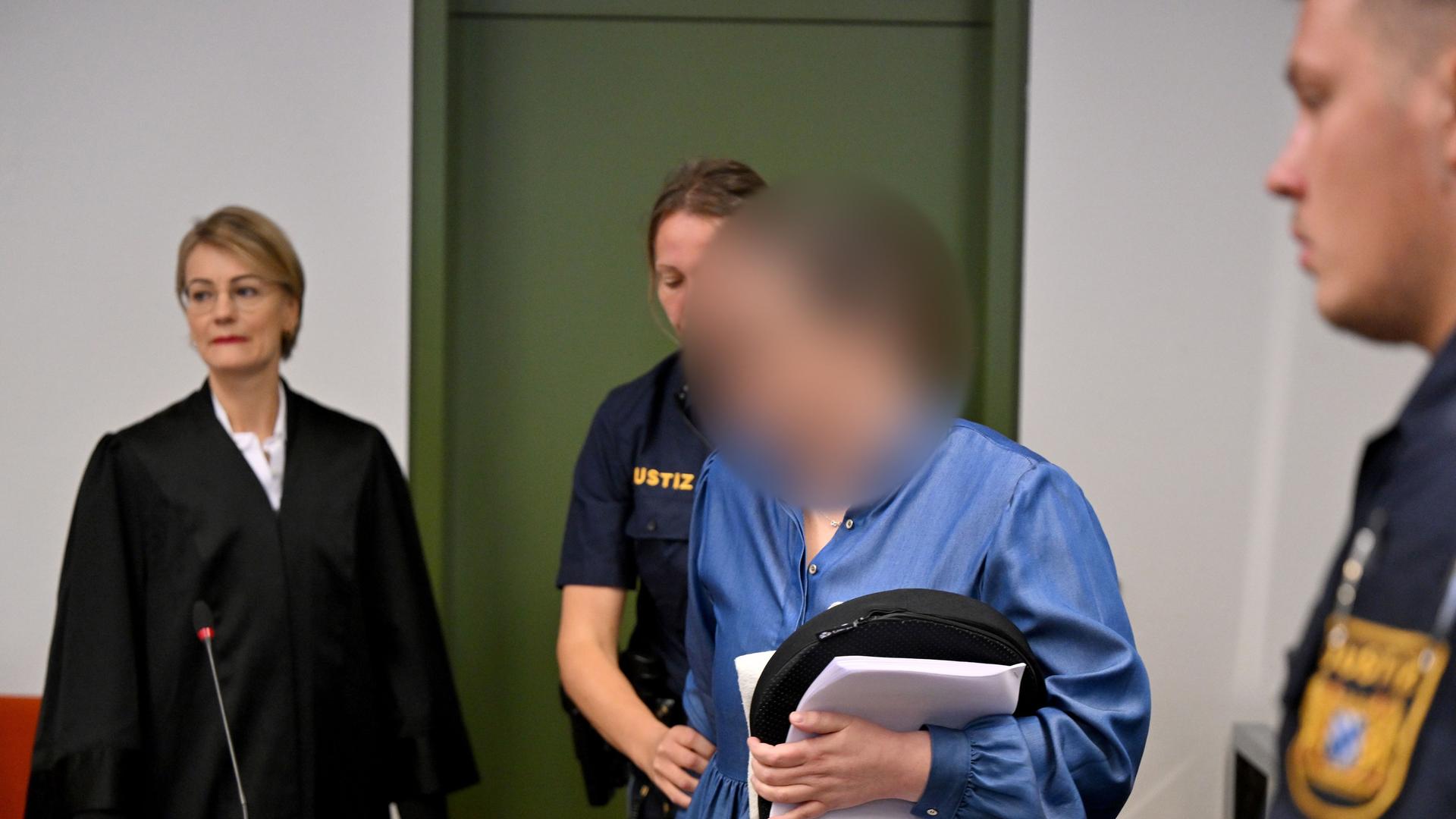 Bayern, München: Die Angeklagte Andrea Tandler (2.v.r) wird zu Prozessbeginn von einer Justizbeamtin neben ihrer Anwältin Sabine Stetter (l) in den Verhandlungssaal geführt.