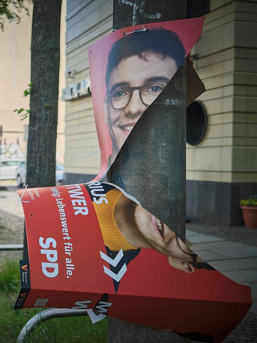 Ein frisch aufgehängtes Wahlplakat vom SPD Kandidaten zur Europawahl Marius Wittwer hängt abgerissen und zerteilt am Mast einer Straßenlaterne in der Karl-Liebknecht-Straße in Leipzig. 