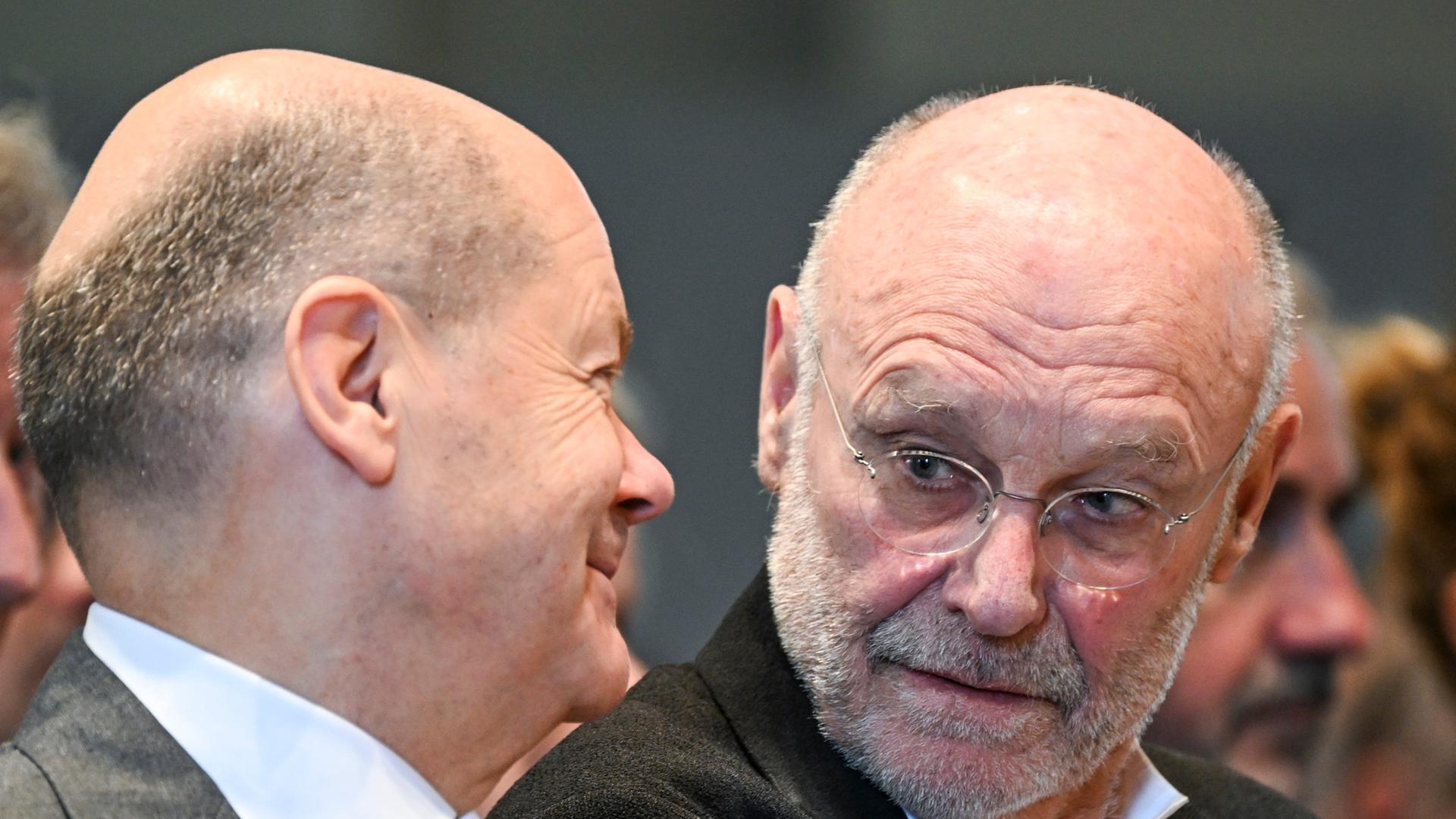 Bundeskanzler Olaf Scholz, links im Bild und der Maler und Bildhauer Anselm Kiefer unterhalten sich.