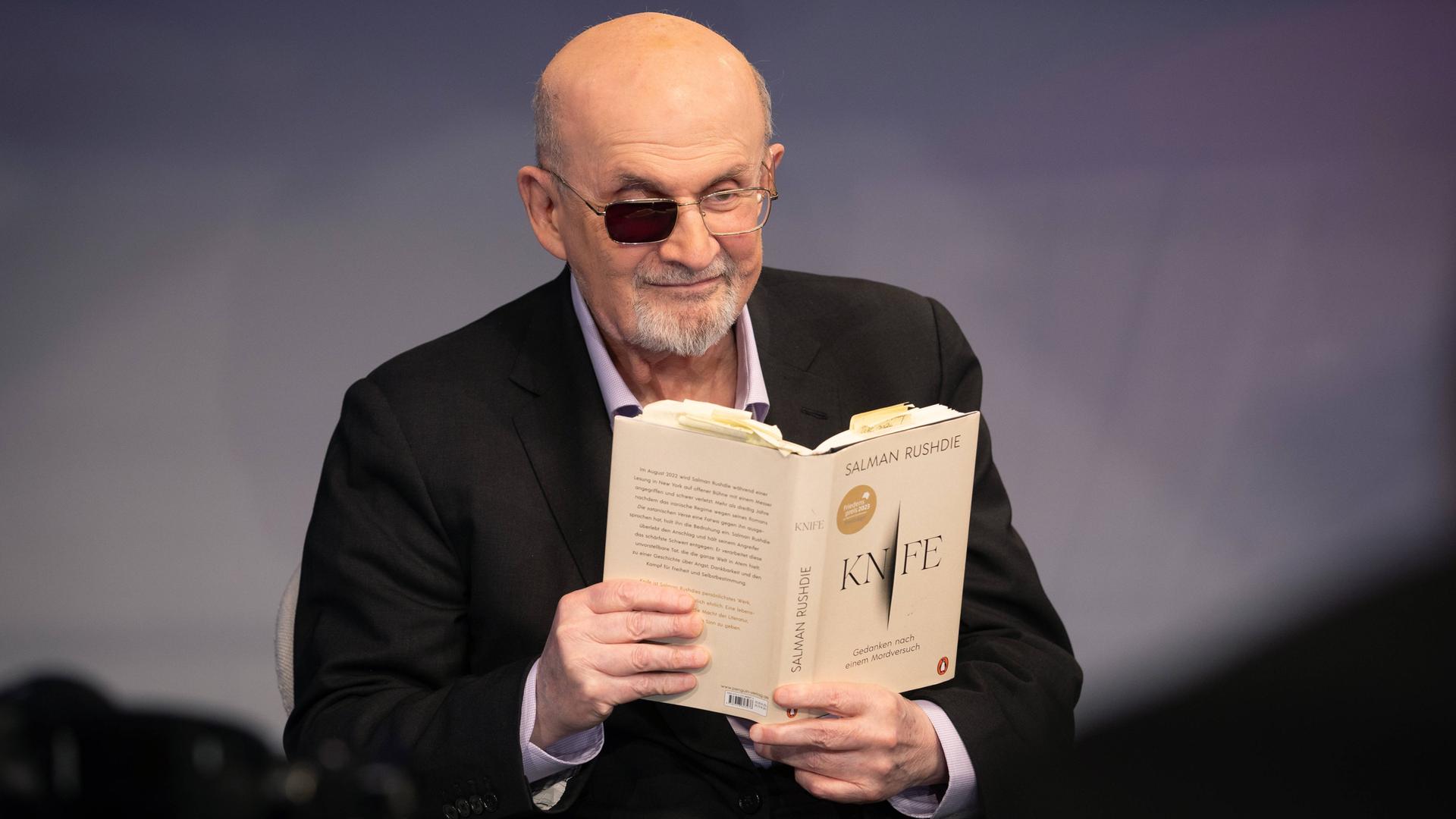 Der indisch-britische Schriftsteller Salman Rushdie im Portrait mit seinem Buch "Knife" in der Hand