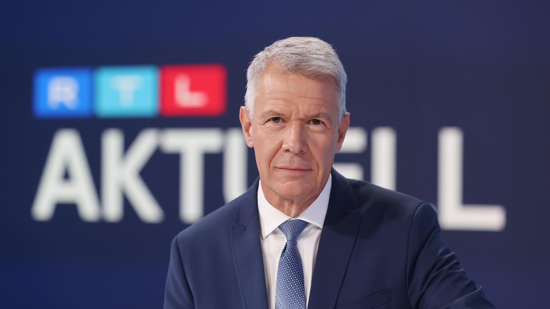 Peter Kloeppel, Fernsehmoderator, sitzt im neuen "RTL Aktuell"-Studio. 