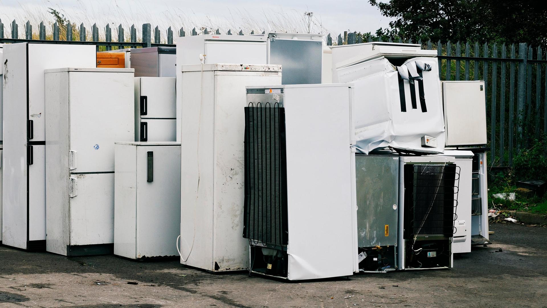 Abgestellte Kühl-und Gefrierschränke in einer Recycling-Anlage. 