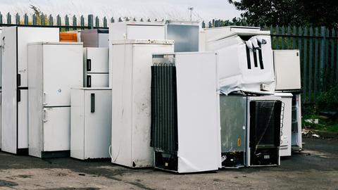 Abgestellte Kühl-und Gefrierschränke in einer Recycling-Anlage. 