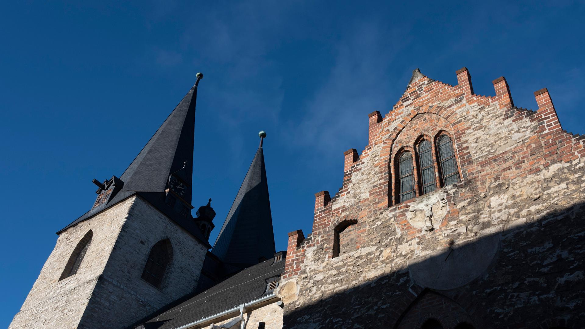 Die St.-Stephani-Kirche vor blauem Himmel.