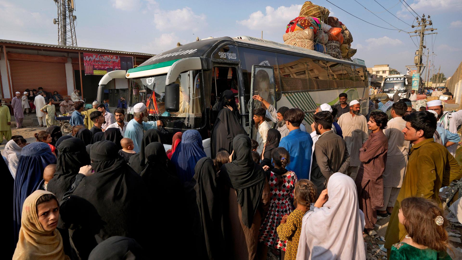 Pakistan, Karatschi: Afghanische Familien warten auf Busse, um in Ihre Heimat zurückzukehren.