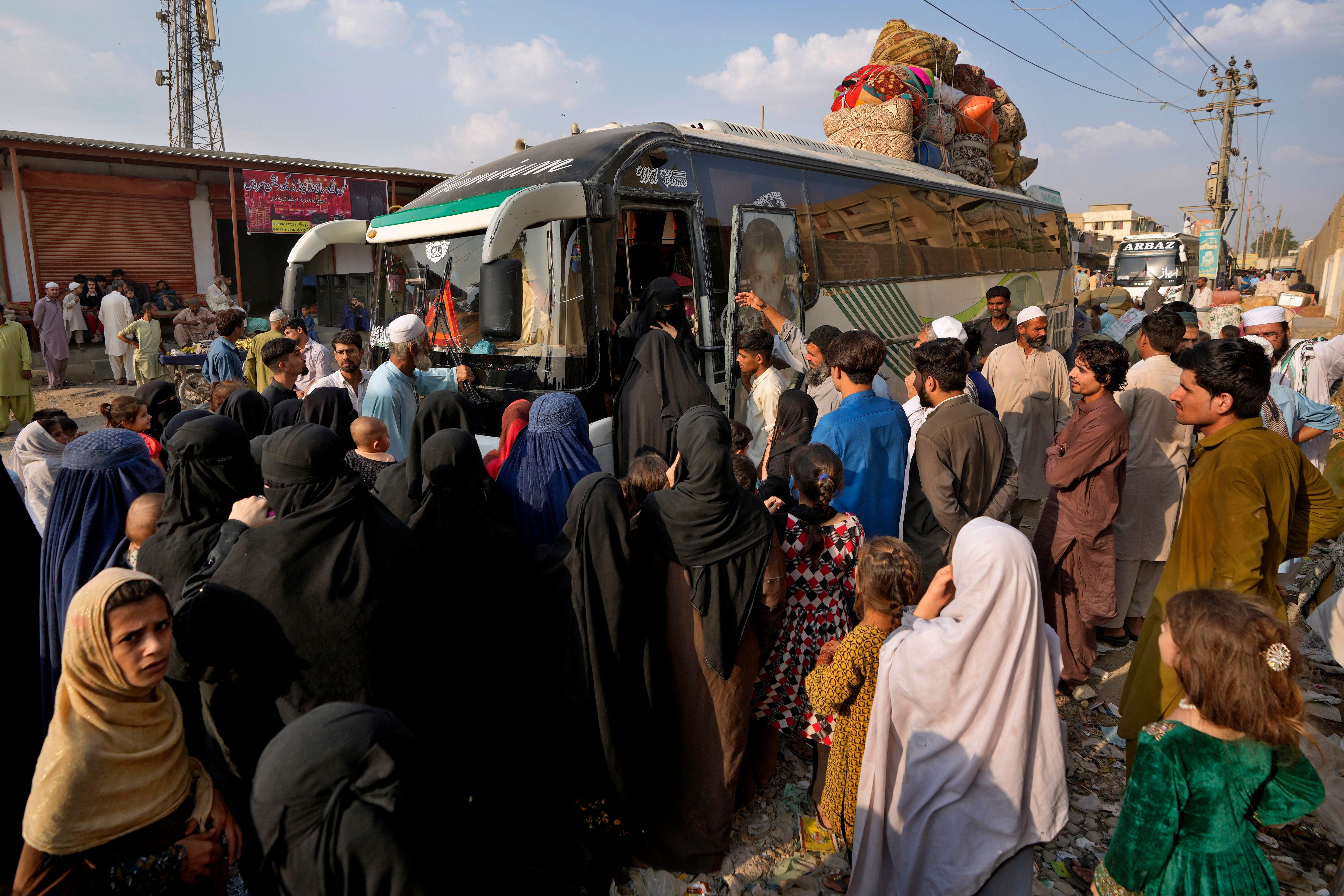 Vor Zwangsabschiebung - Zahlreiche geflüchtete Afghanen verlassen Pakistan