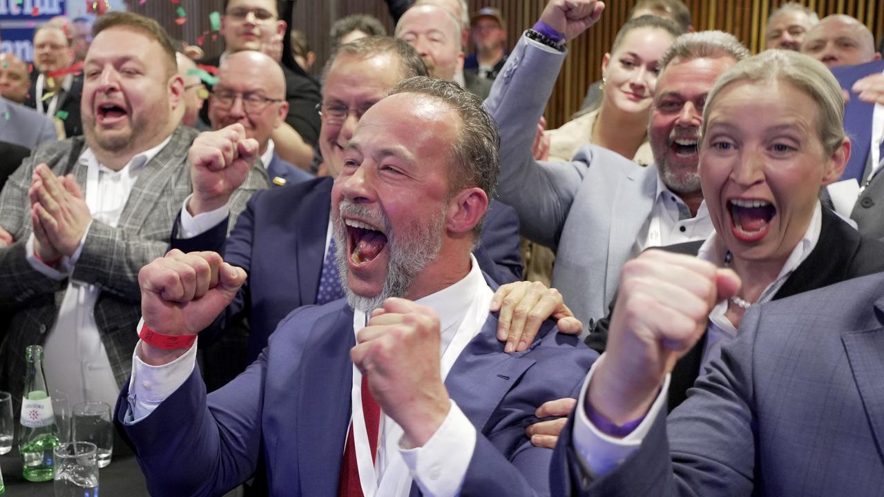 Jan Bollinger (M, AfD), Spitzenkandidat seiner Partei, jubelt mit Alice Weidel (r, AfD), Vorsitzende der AfD-Bundestagsfraktion, bei der Wahlparty der AfD im Abgeordnetenhaus.