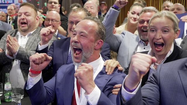 Jan Bollinger (M, AfD), Spitzenkandidat seiner Partei, jubelt mit Alice Weidel (r, AfD), Vorsitzende der AfD-Bundestagsfraktion, bei der Wahlparty der AfD im Abgeordnetenhaus.