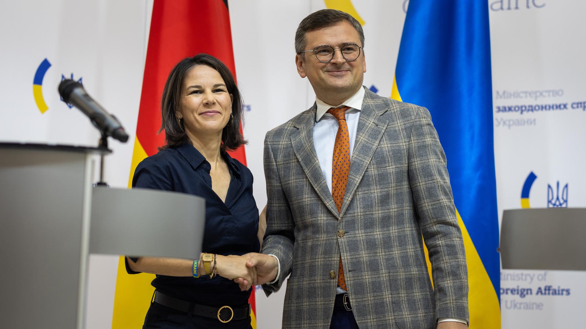 Annalena Baerbock (Bündnis 90/Die Grünen), Bundesaußenministerin, nach einem Treffen mit dem ukrainischen Aussenminister Dmytro Kuleba im Aussenministerium in Kiew.
