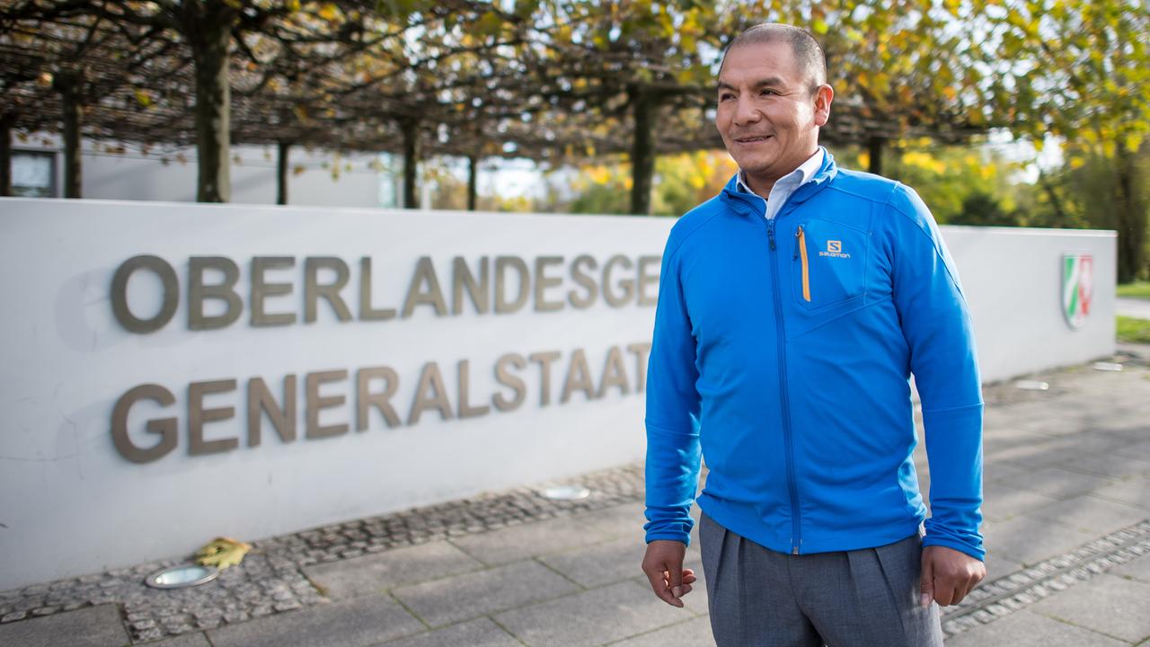 Der peruanische Kleinbauer Saul Luciano Lliuya steht in blauer Jacke und grauer Hose vor dem Oberlandesgericht in Hamm.