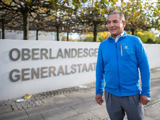 Der peruanische Kleinbauer Saul Luciano Lliuya steht in blauer Jacke und grauer Hose vor dem Oberlandesgericht in Hamm.
