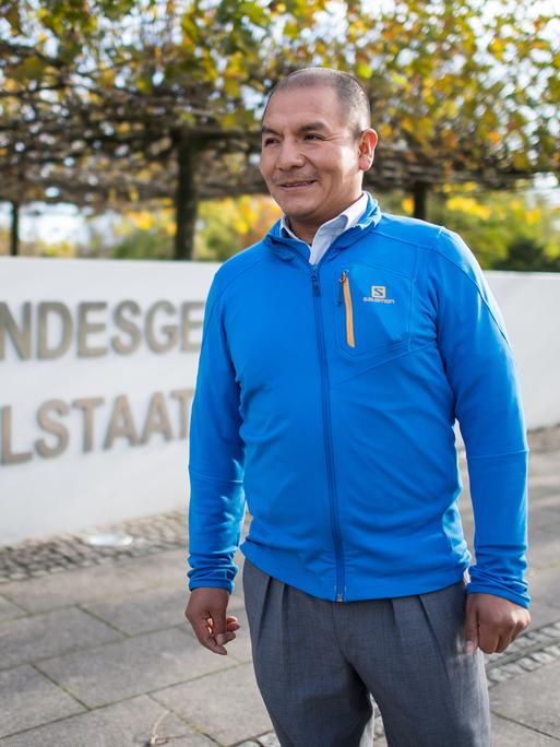 Der peruanische Kleinbauer Saul Luciano Lliuya steht in blauer Jacke und grauer Hose vor dem Oberlandesgericht in Hamm.