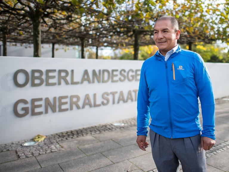 Der peruanische Kleinbauer Saul Luciano Lliuya steht in blauer Jacke und grauer Hose vor dem Oberlandesgericht in Hamm.