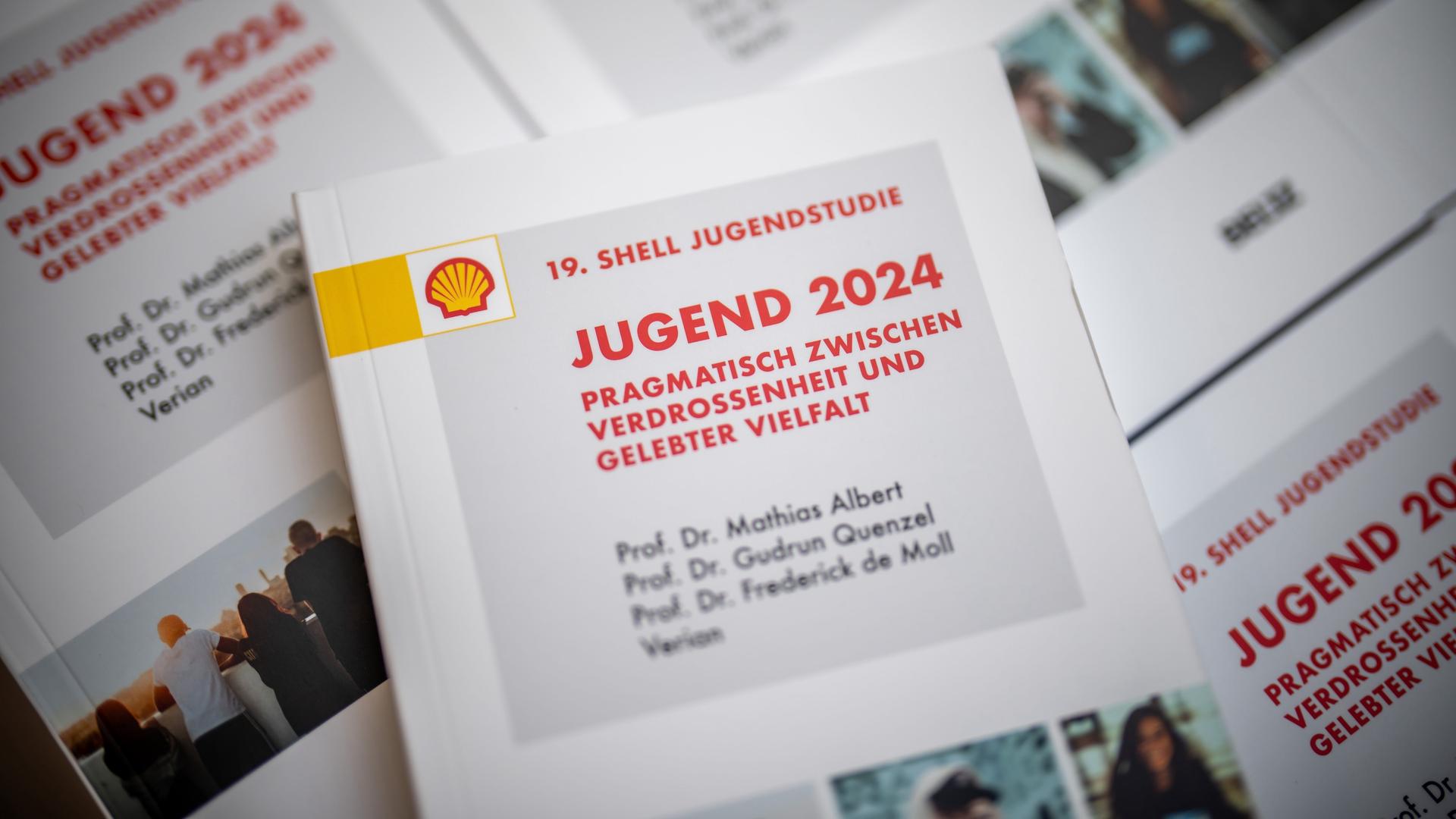 Das Cover der gedruckten Shell Jugendstudie 2024, aufgenommen bei der Vorstellung der 19. Shell Jugendstudie auf der Bundespressekonferenz. Das Cover der gedruckten Shell Jugendstudie 2024, aufgenommen bei der Vorstellung der 19. Shell Jugendstudie auf der Bundespressekonferenz.