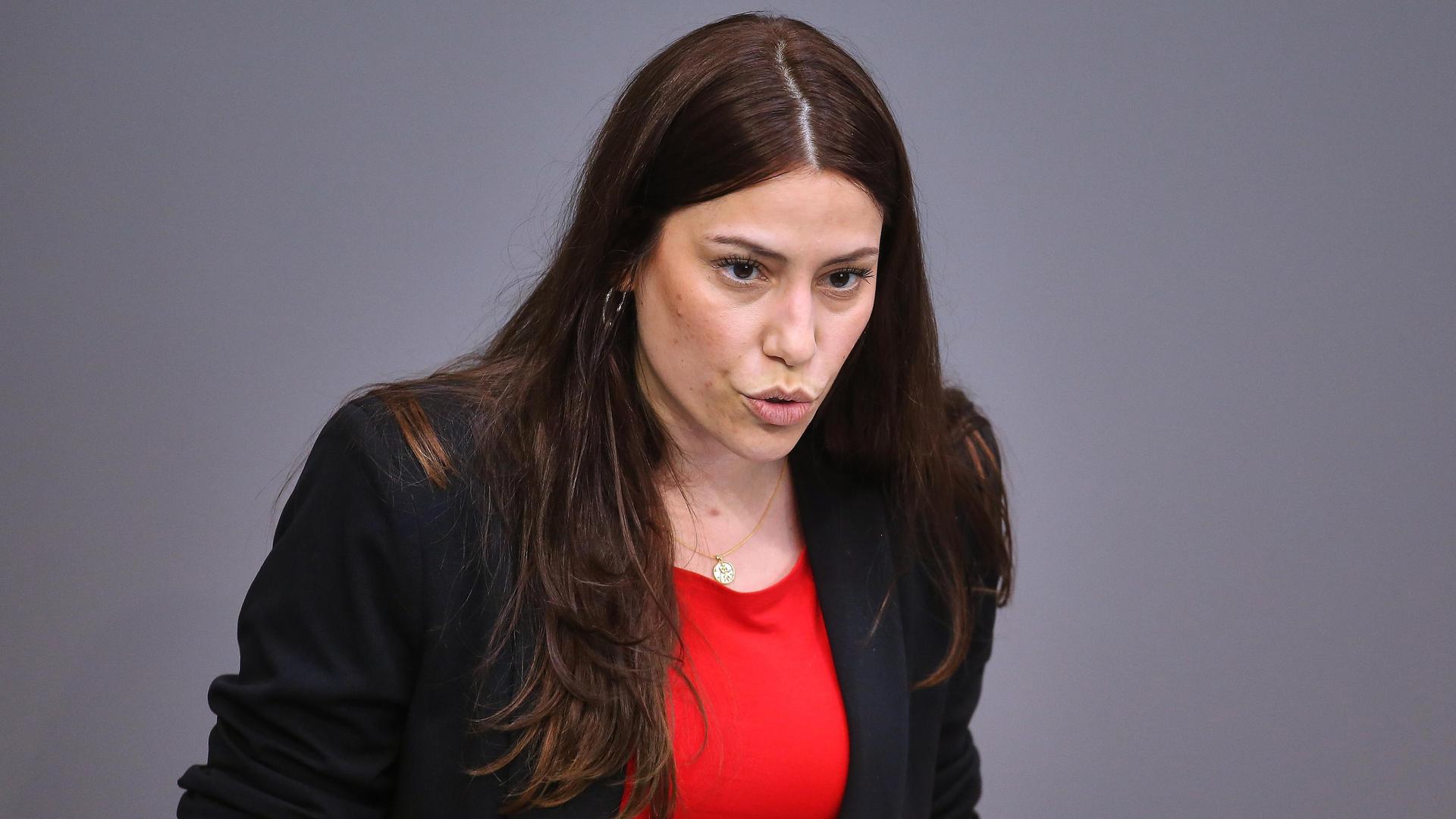 Cansin Köktürk spricht am Rednerpult des Deutschen Bundestags. Cansin Köktürk spricht am Rednerpult des Deutschen Bundestags.