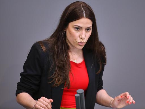 Cansin Köktürk spricht am Rednerpult des Deutschen Bundestags.