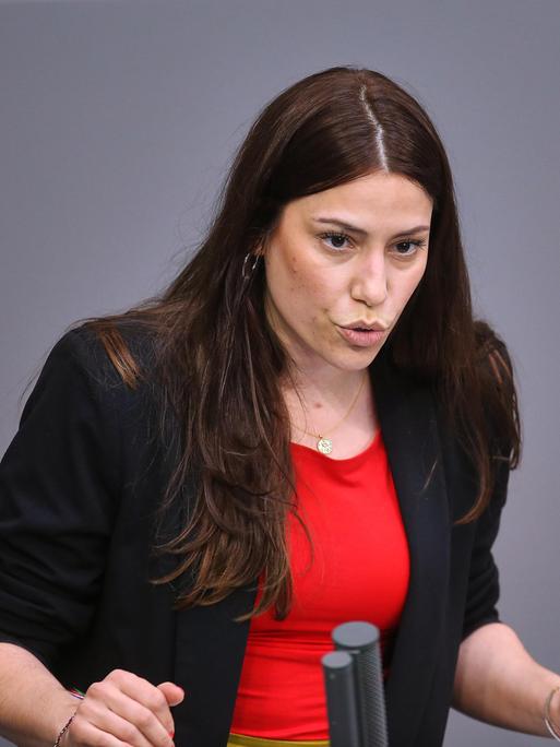 Cansin Köktürk spricht am Rednerpult des Deutschen Bundestags.