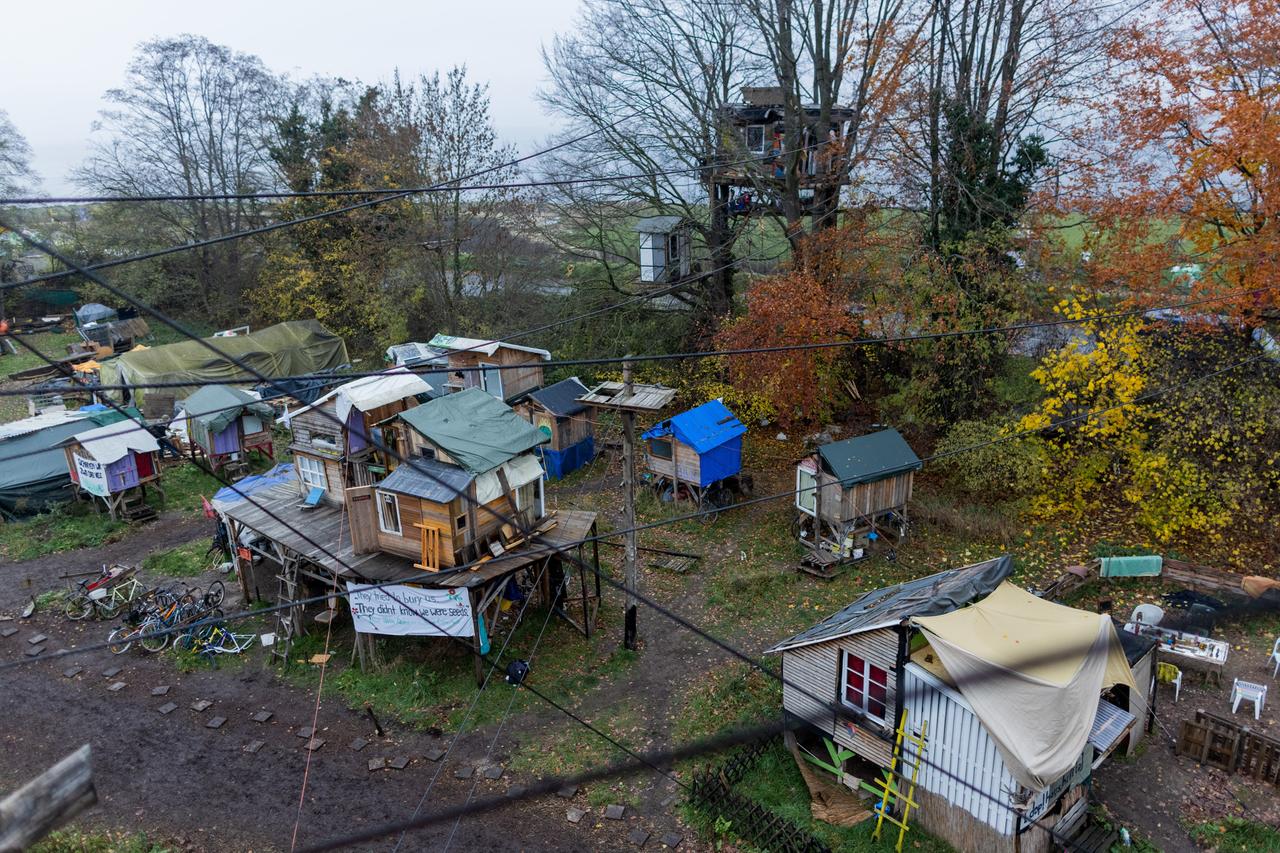 Holzhäuser sind im Protestcamp von Umweltaktivisten zu sehen.