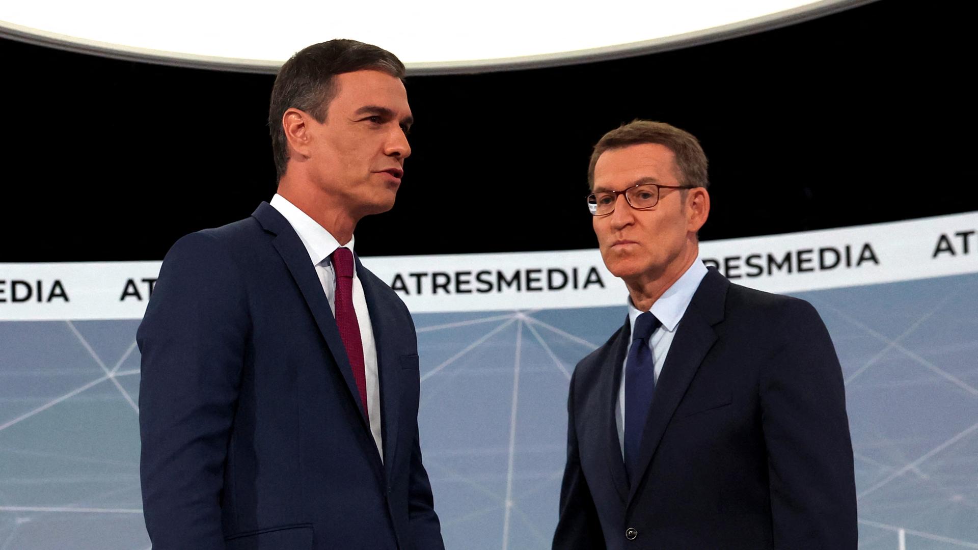 Zu sehen sind Spaniens derzeitiger Minsterpräsident Sanchez, links, und der konservative Oppositionsführer Feijóo in einem Fernsehstudio. Zu sehen sind Spaniens derzeitiger Minsterpräsident Sanchez, links, und der konservative Oppositionsführer Feijóo in einem Fernsehstudio.