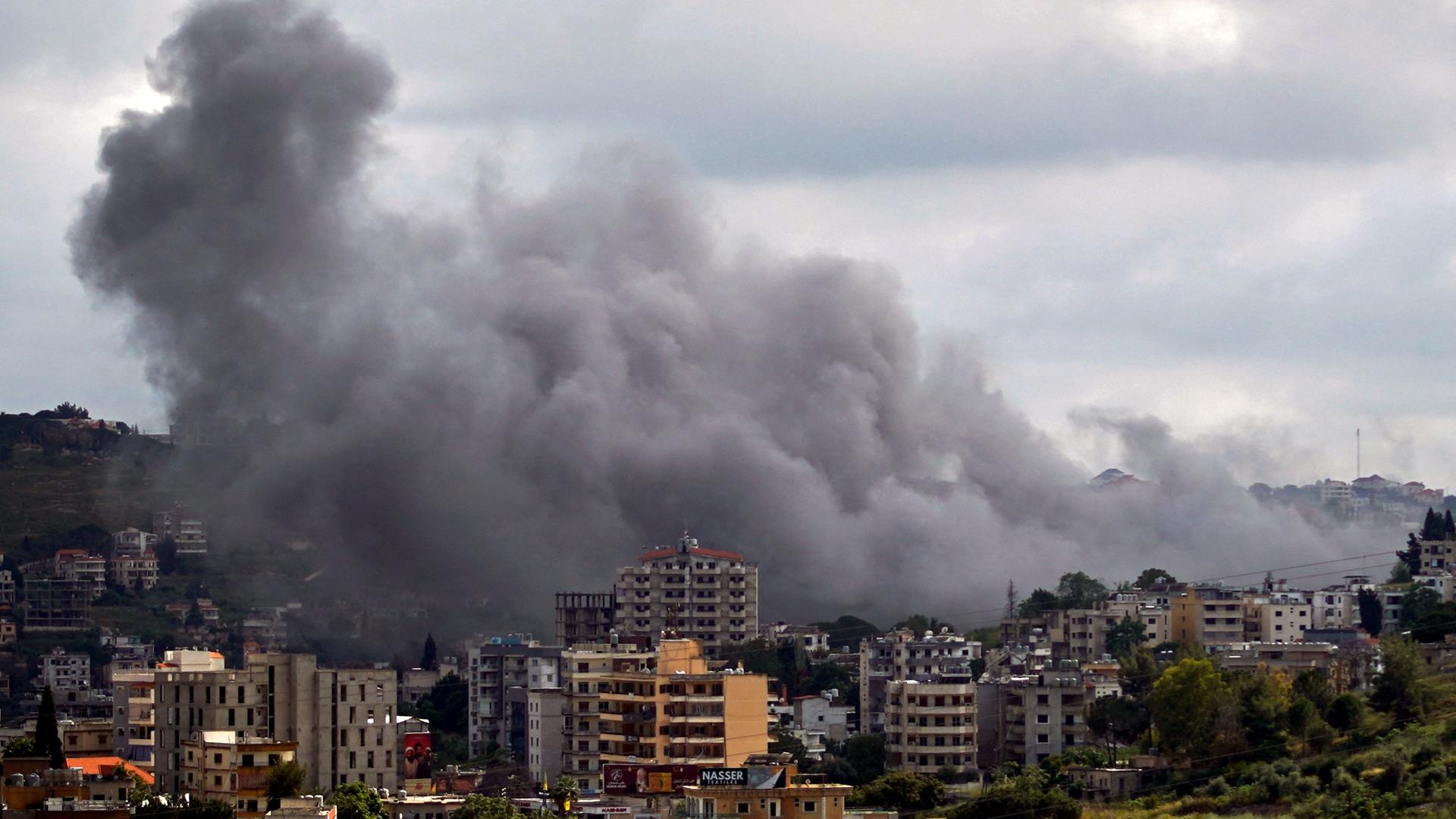 Nach einem Angriff auf den Ort Nabatieh im Südlibanon steigt Rauch auf. Nach einem Angriff auf den Ort Nabatieh im Südlibanon steigt Rauch auf.