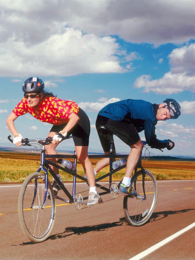 Eine Fahrradfahrerin und ein Fahrradfahrer steuern auf einem Tandem in unterschiedliche Richtungen. (Symbolbild) Eine Fahrradfahrerin und ein Fahrradfahrer steuern auf einem Tandem in unterschiedliche Richtungen. (Symbolbild)