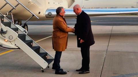 Russland, St. Petersburg: Der russische Präsidialbeauftragte Kirill Dmitriew (r) begrüßt den US-Sonderbeauftragten Steve Witkoff auf dem internationalen Flughafen vor Sankt Petersburg. 