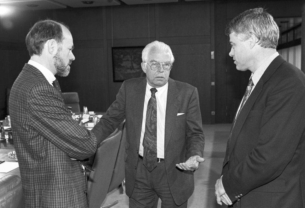 Der Bundesminister und Parteivorsitzende der Deutschen Sozialen Union (DSU), Hansjoachim Walther (r), im Gespräch mit den Staatssekretären Hans Neusel (M) und Norbert Lammert (l) kurz vor einer Sitzung des Bundeskabinetts am 18.10.1990 in Bonn.