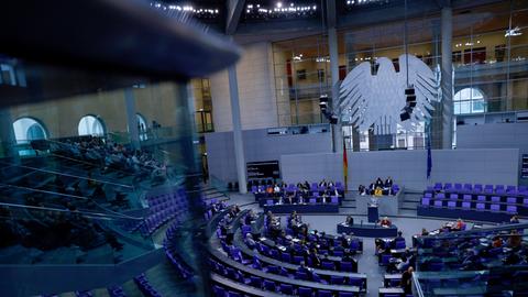 Die Abgeordneten nehmen an der 25. Plenarsitzung der 21. Legislaturperiode im Deutschen Bundestag teil. 