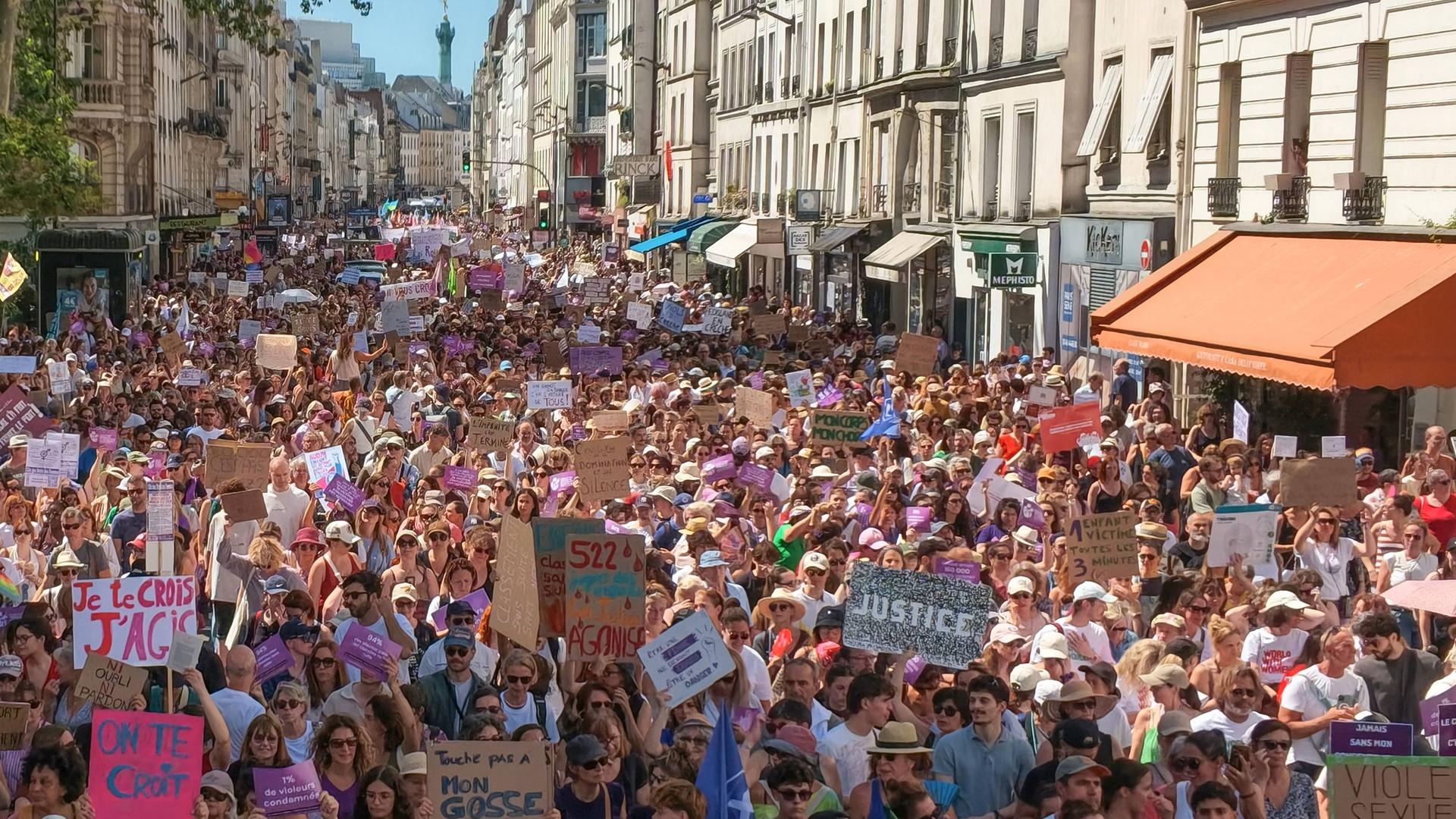 Allein in Paris beteiligten sich rund 100.000 Menschen an den Protesten gegen sexualisierte Gewalt. Das Bild zeigt viele Menschen in einer Straße; einige halten Transparente hoch. Allein in Paris beteiligten sich rund 100.000 Menschen an den Protesten gegen sexualisierte Gewalt. Das Bild zeigt viele Menschen in einer Straße; einige halten Transparente hoch.