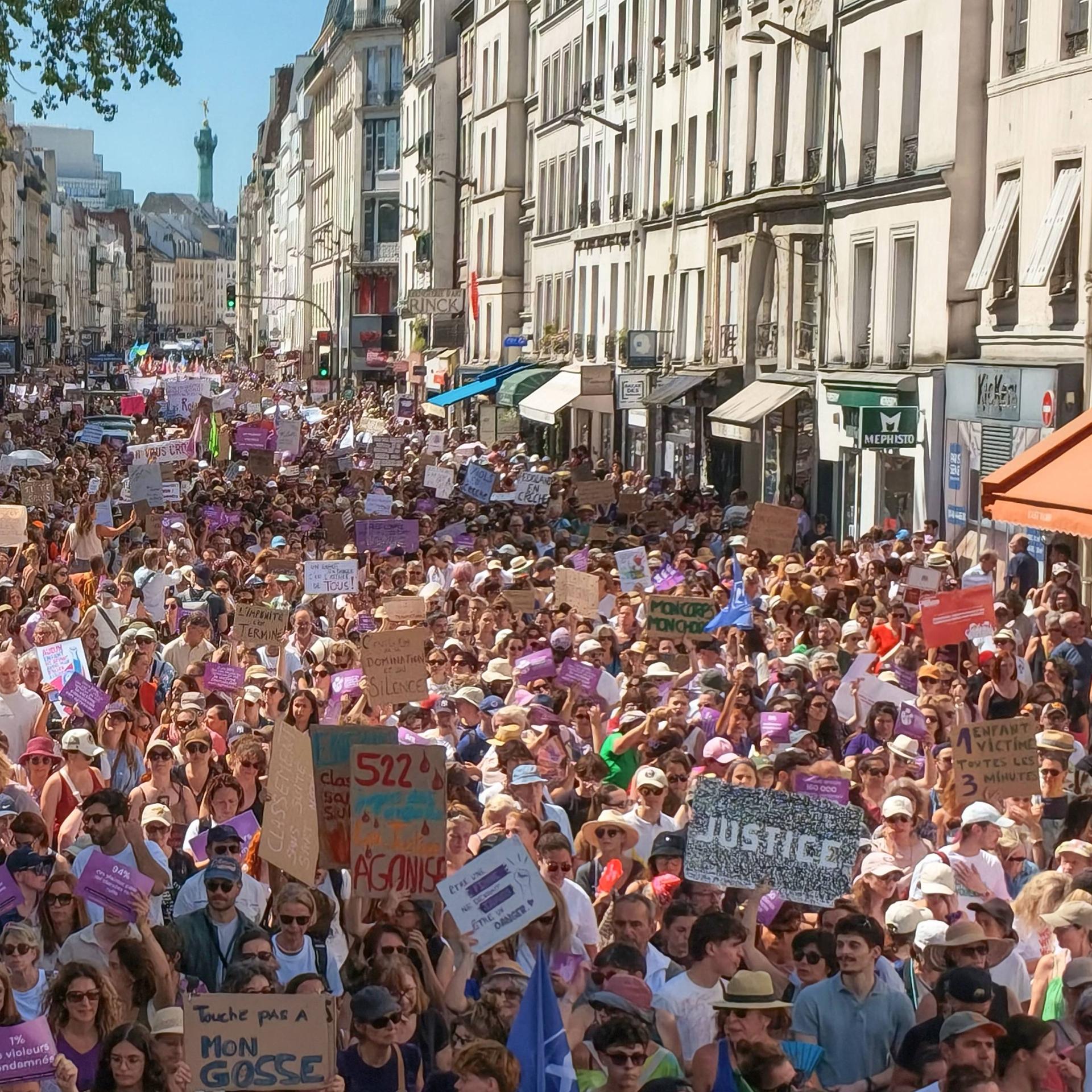 Allein in Paris beteiligten sich rund 100.000 Menschen an den Protesten gegen sexualisierte Gewalt. Das Bild zeigt viele Menschen in einer Straße; einige halten Transparente hoch. 