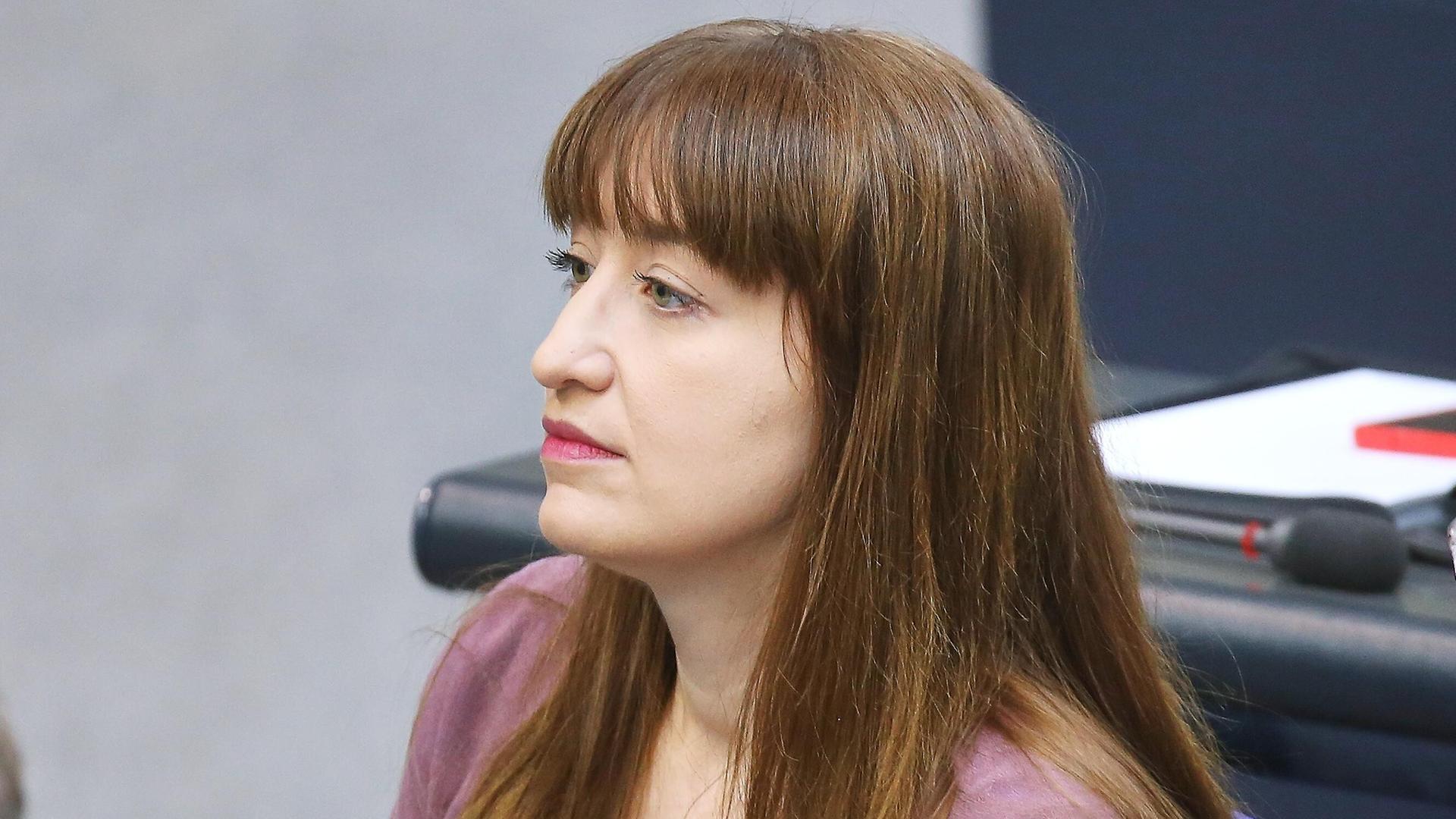 Heidi Reichinnek, Die Linke, nimmt an einer Bundestagssitzung teil. Heidi Reichinnek, Die Linke, nimmt an einer Bundestagssitzung teil.