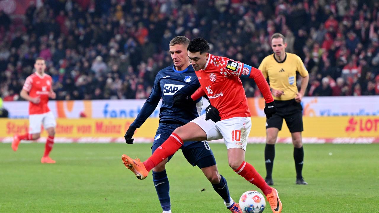 Grischa Prömel (l, 1899 Hoffenheim) attackiert Nadiem Amiri (1. FSV Mainz 05).