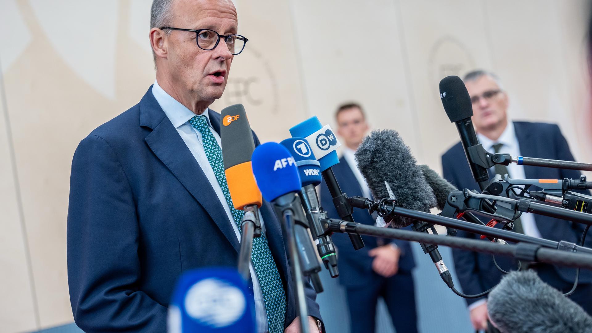Bundeskanzler Friedrich Merz spricht nach dem Gipfeltreffen der Europäischen Politischen Gemeinschaft. 