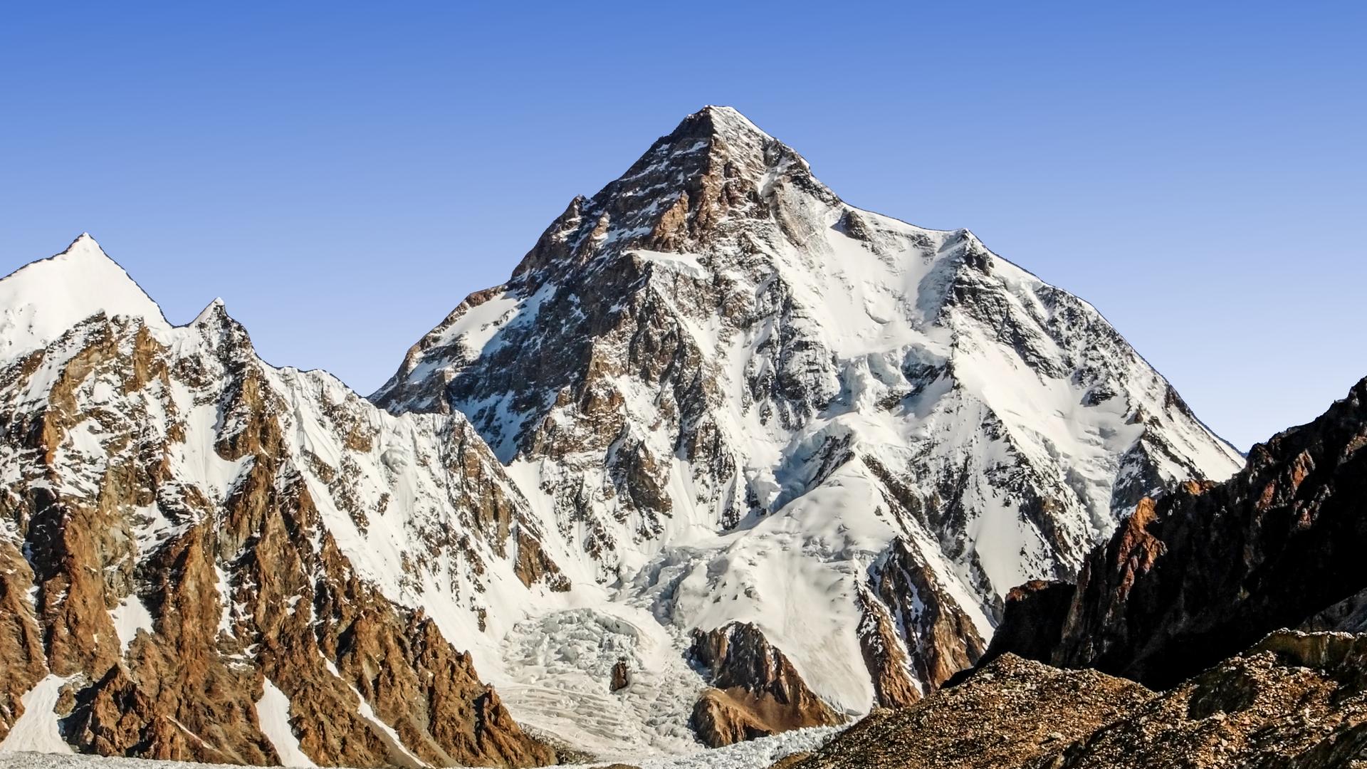 Panorama-Ansicht des K2-Berges mit schroffen, steilen Wänden. Panorama-Ansicht des K2-Berges mit schroffen, steilen Wänden.