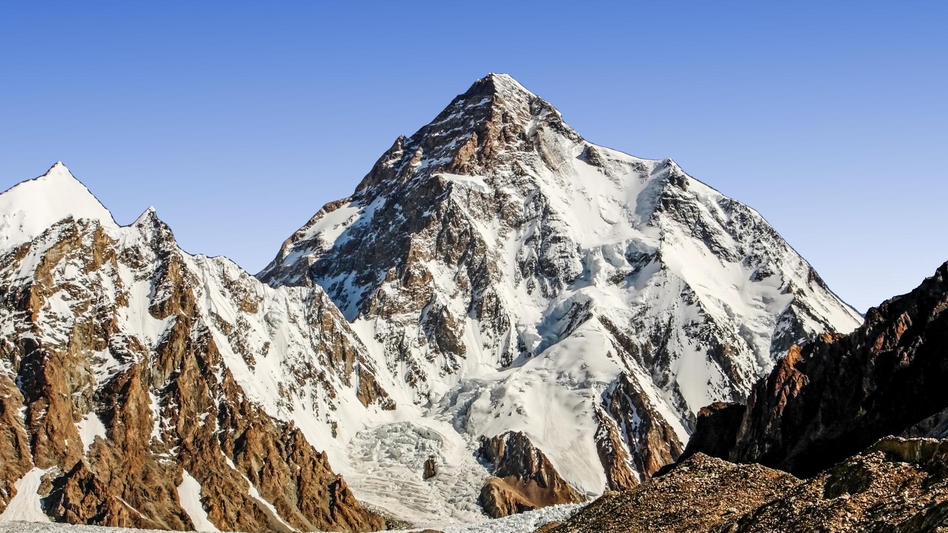 Panorama-Ansicht des K2-Berges mit schroffen, steilen Wänden.