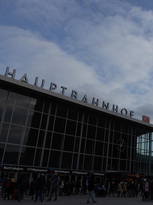 Blick auf den Hauptbahnhof und einen Teil des Kölner Doms bei Dämmerung