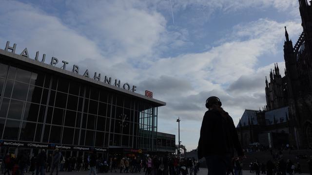 Blick auf den Hauptbahnhof und einen Teil des Kölner Doms bei Dämmerung