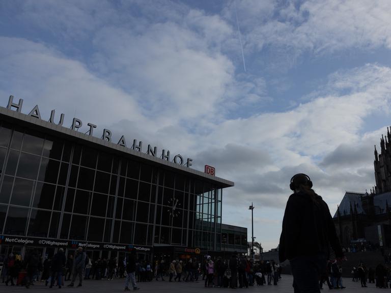 Blick auf den Hauptbahnhof und einen Teil des Kölner Doms bei Dämmerung
