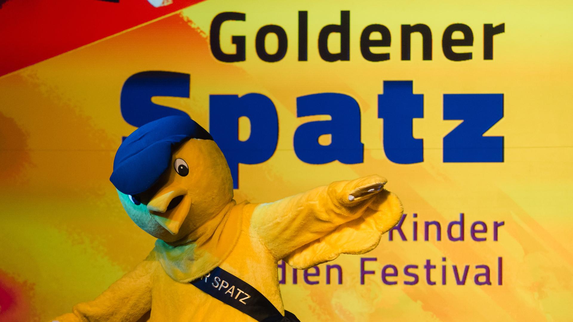 Das Maskottchen tanzt bei der Preisverleihung des 33. Deutschen Kinder-Medien-Festivals «Goldener Spatz» auf der Bühne im Zughafen. Das Maskottchen tanzt bei der Preisverleihung des 33. Deutschen Kinder-Medien-Festivals «Goldener Spatz» auf der Bühne im Zughafen.