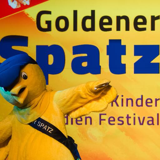 Das Maskottchen tanzt bei der Preisverleihung des 33. Deutschen Kinder-Medien-Festivals «Goldener Spatz» auf der Bühne im Zughafen. 