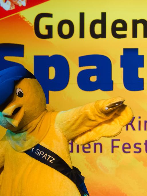 Das Maskottchen tanzt bei der Preisverleihung des 33. Deutschen Kinder-Medien-Festivals «Goldener Spatz» auf der Bühne im Zughafen. 
