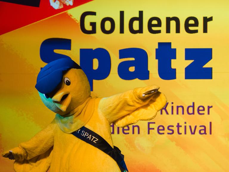 Das Maskottchen tanzt bei der Preisverleihung des 33. Deutschen Kinder-Medien-Festivals «Goldener Spatz» auf der Bühne im Zughafen. 
