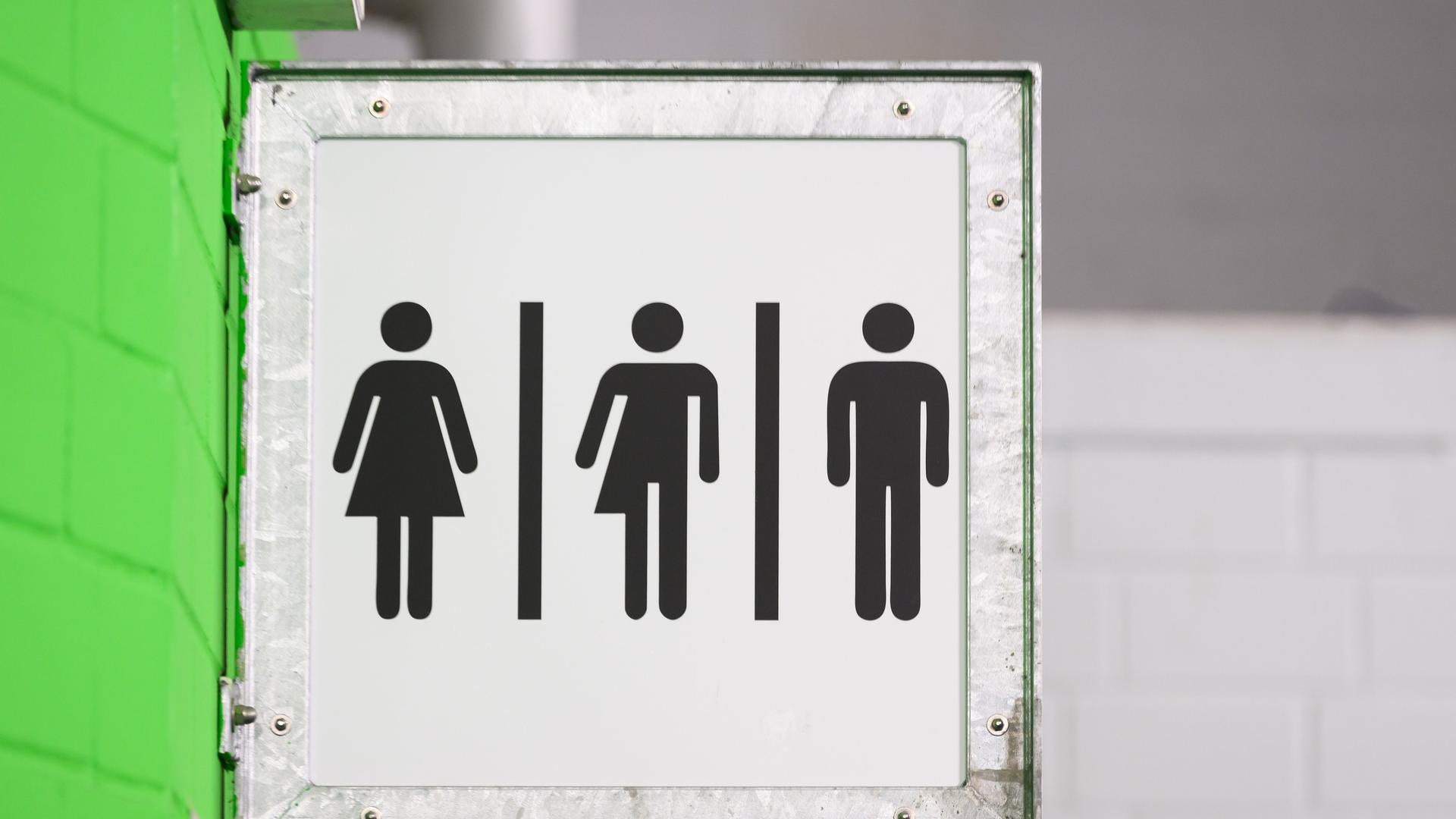 Ein Schild für eine Unisex-Toilette im Stadion.