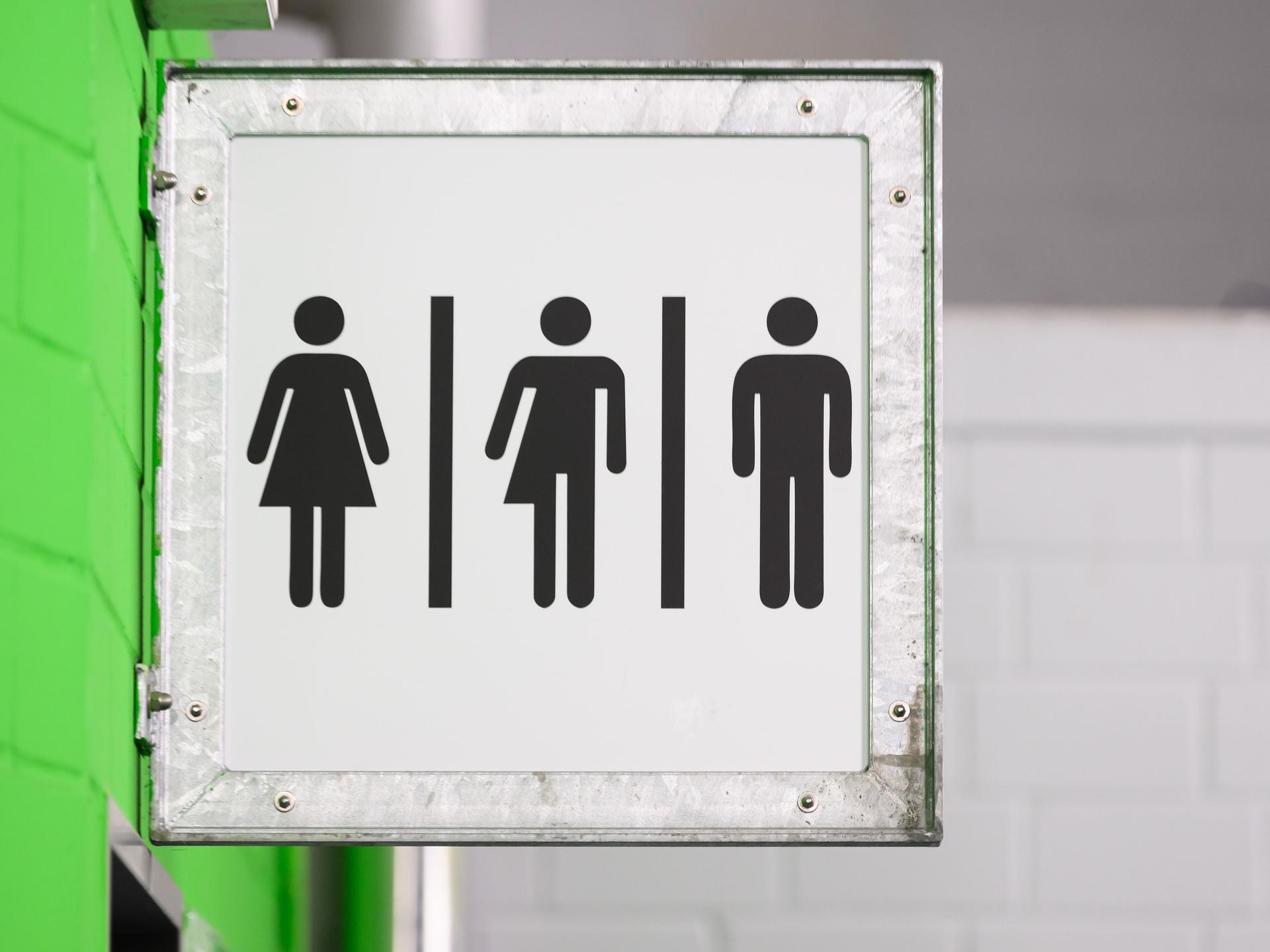 Ein Schild für eine Unisex-Toilette im Stadion.