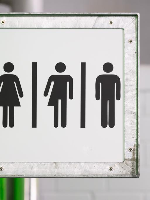 Ein Schild für eine Unisex-Toilette im Stadion.