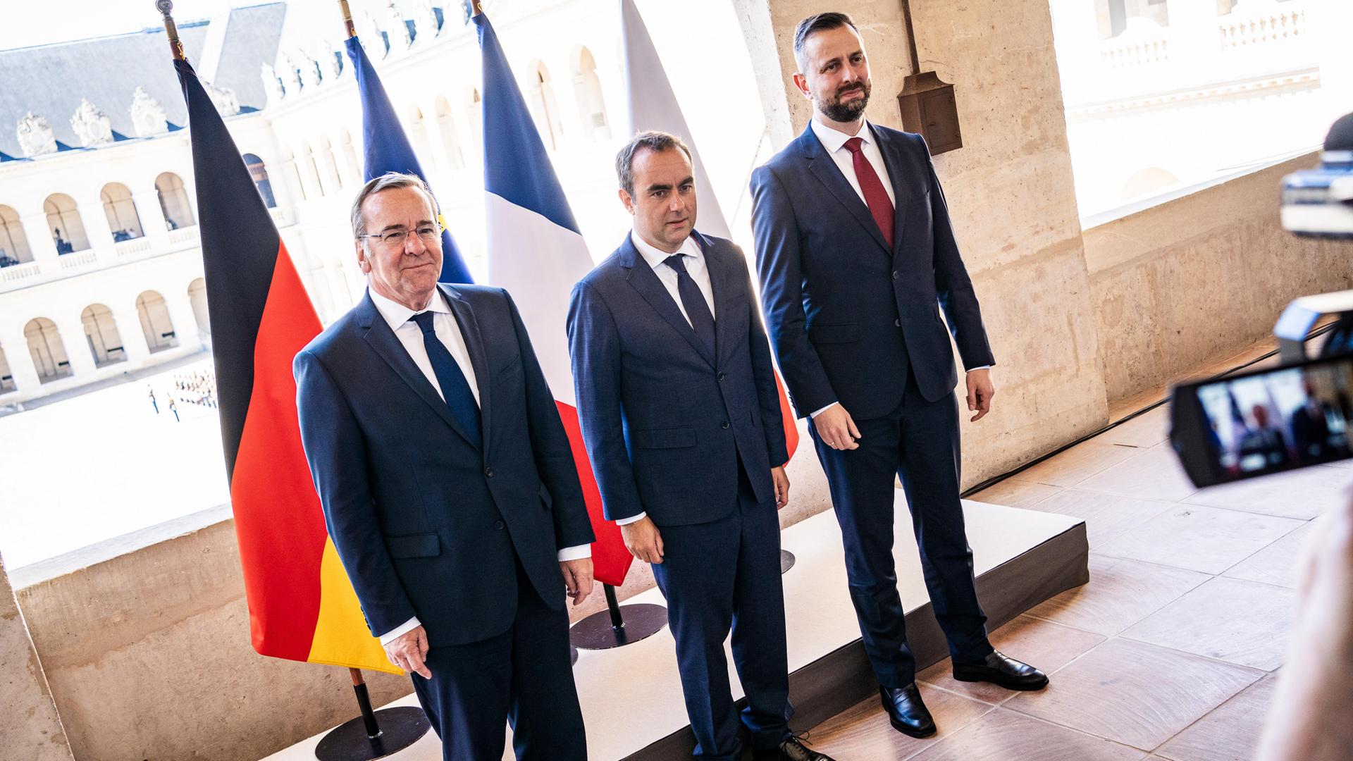 Die Verteidigungsminister von Deutschland, Boris Pistorius, Frankreich, Sebastien Lecornu und Polen, Wladyslaw Kosiniak-Kamysz (v.l.n.r.) bei einem trilateralen Treffen in Paris.