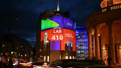 Das Foto zeigt die Prognose zur Unterhauswahl, projiziert auf das Gebäude der BBC.